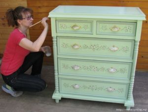 Restoration of the old chest with your hands: the preparation, painting, decorating, repair