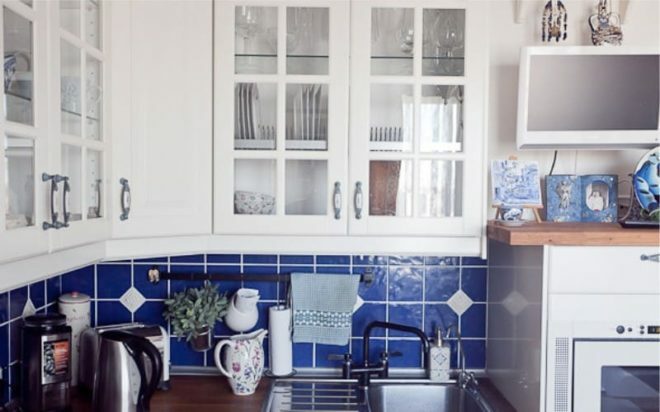  balta su mėlyna virtuve