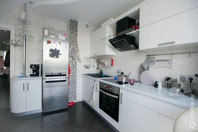 Hvitt L-formet kjøkken med bardisk på 12 kvm.