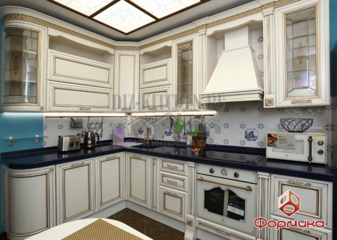 Valge klassikaline täispuidust köök sinise tööpinnaga