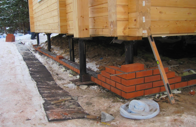 Foundation insulation on screw piles