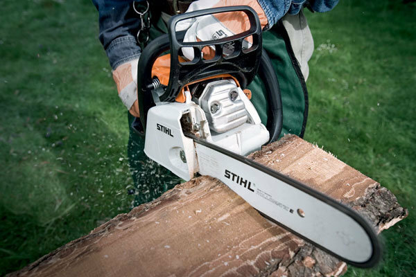 How to choose a chainsaw for home and garden, according to what characteristics
