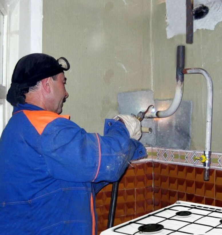המאסטר מבצע ריתוך של צינור הגז