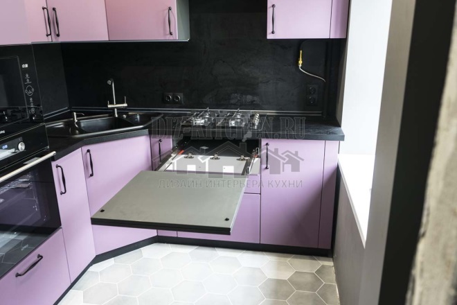 Moderne lilla kjøkken i Khrusjtsjov med uttrekksbord