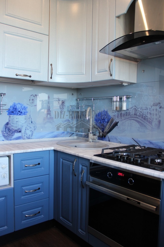 Blå-blått kök i orientalisk stil i Chrusjtjov