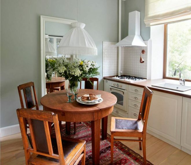 Distancia entre la mesa y los muebles en una cocina pequeña.