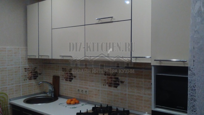 Modern contrast kitchen with a tiled backsplash