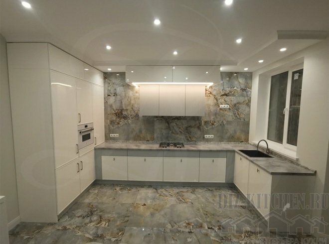 Bucătărie modernă luminoasă, cu un portal și panouri de marmură