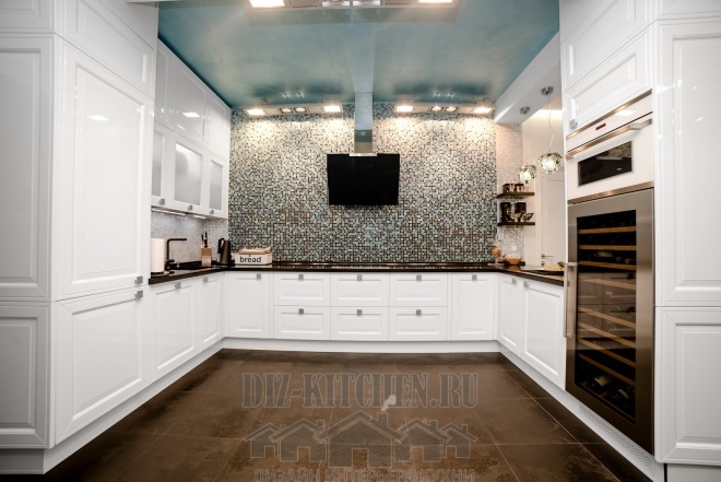 Moderne Hochglanz-weiße Küche kombiniert mit Wohnzimmer