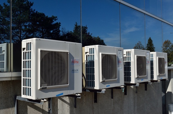 A unidade externa do ar condicionado está zumbindo. Por que isso está acontecendo? – Setafi
