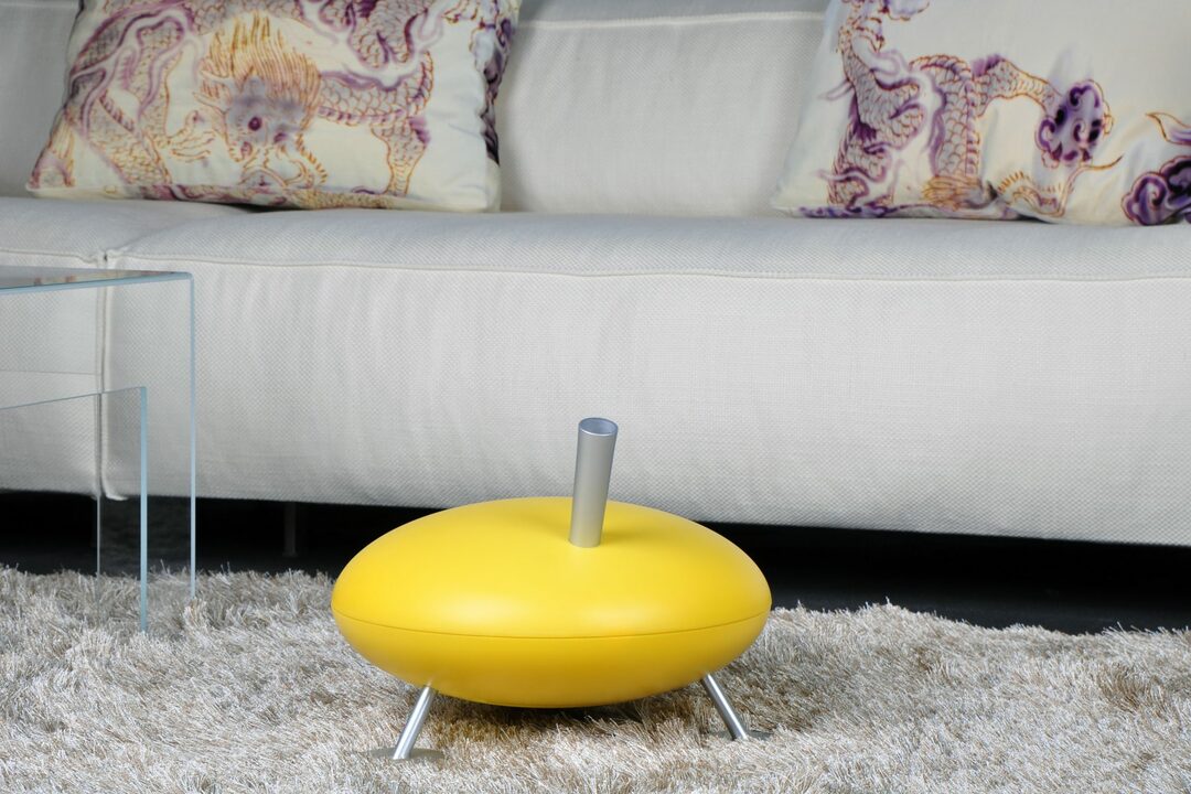 Humidificador amarillo sobre alfombra