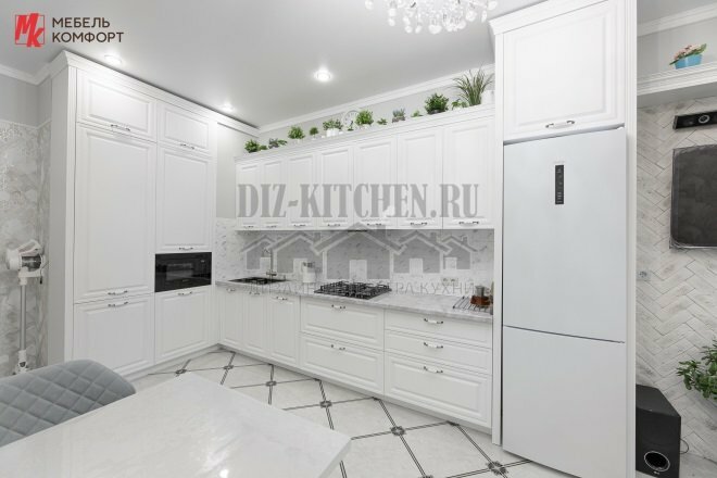 Balta monochrominė virtuvė