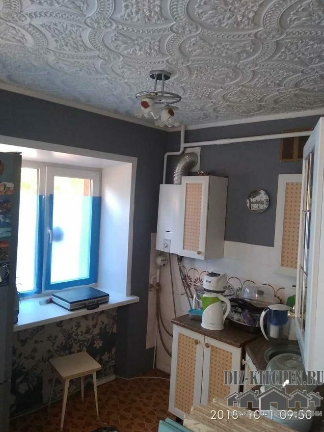 Siva sijajna kuhinja 5 kvadratnih metrov. m. s 3D stenskimi ploščami