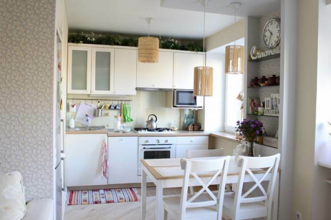 Witte keuken-woonkamer in Chroesjtsjov in Scandinavische stijl