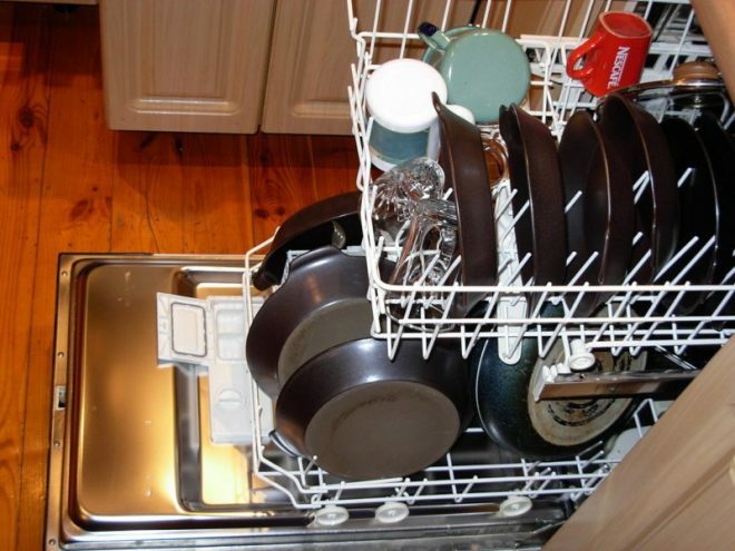 Hvide aflejringer i opvaskemaskinen: hvordan man fjerner, årsagerne