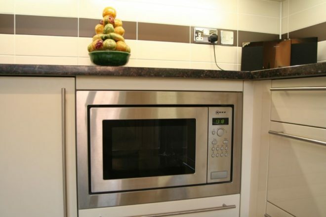 Mikrovalovna pečica v kuhinji