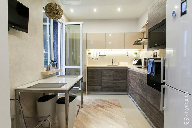 Kitchen with access to the balcony: stylish design