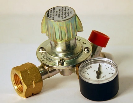 Regulator tlaka plina z nastavitvenim vijakom
