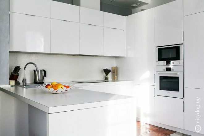 Valkoisen U-muotoisen keittiö-olohuoneen suunnittelu minimalismin tyyliin 10 мsup2sup