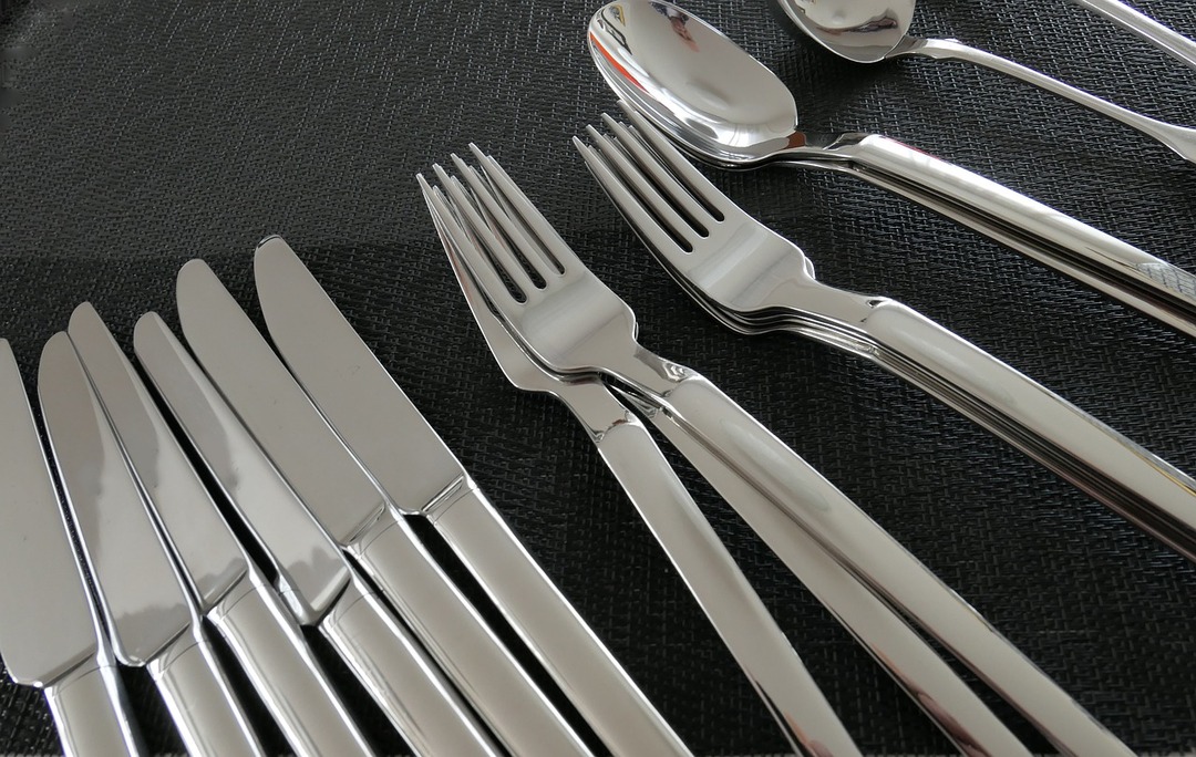 How to easily clean cutlery from plaque at home