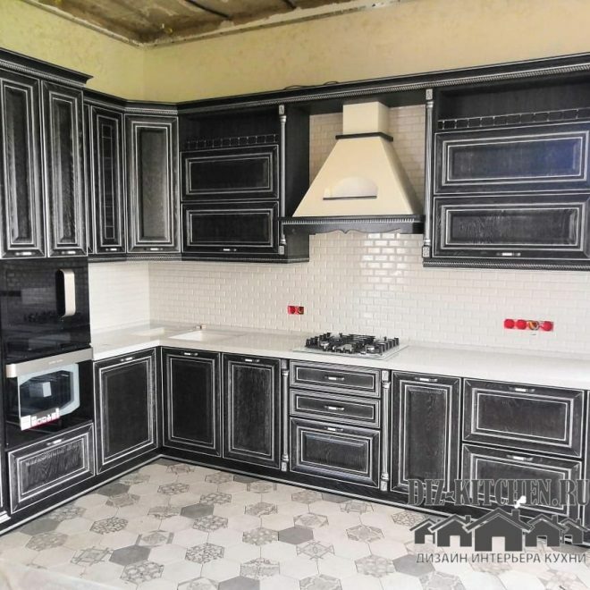 Melna klasiska masīvkoka virtuve lauku mājā