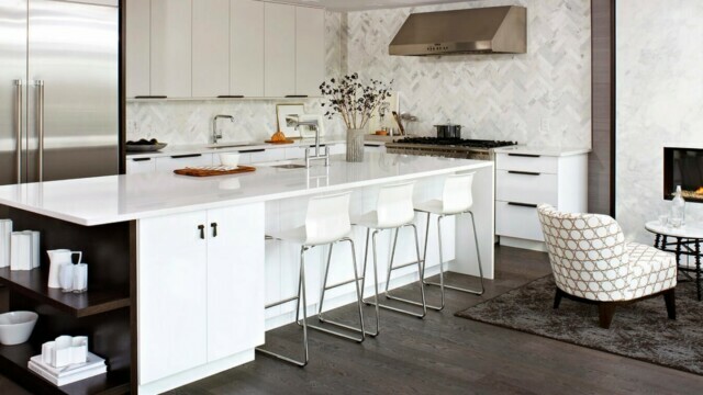 foto af et hvidt køkken i interiøret