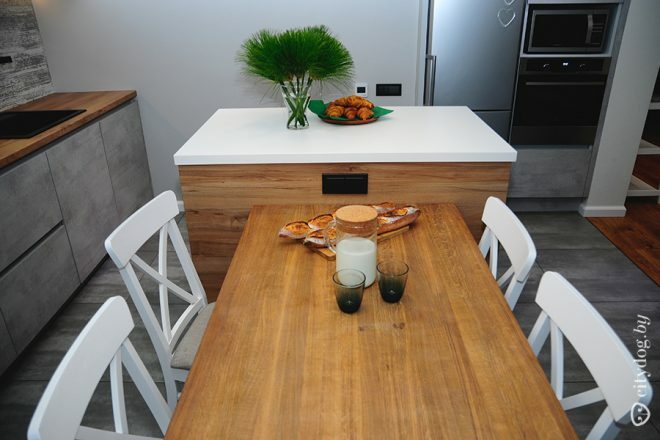 Keittiö-olohuoneen suunnittelu, jonka pinta-ala on 20 msup2sup, jossa on baari ja pöytä