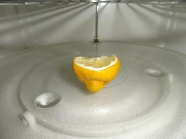 Eliminarea mirosurilor neplăcute din cuptorul cu microunde cu lămâie