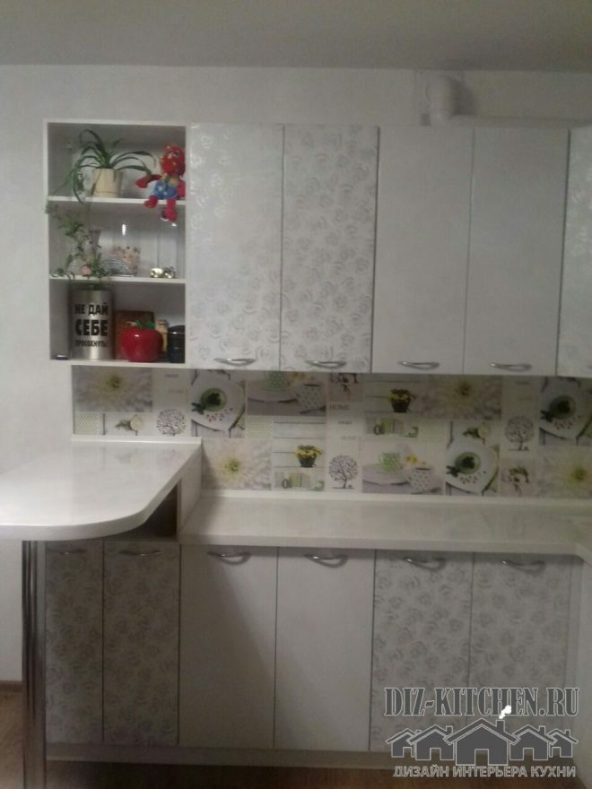 Bucătărie albă cu un blat de bar deschis în apartament