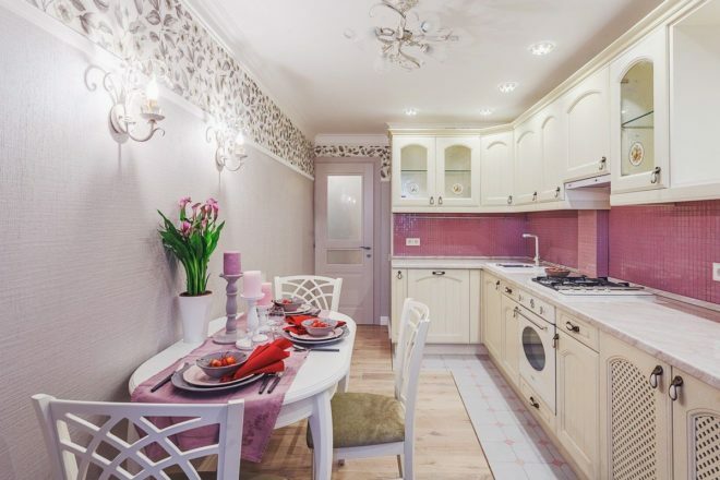 delantal rosa de azulejos a la cocina