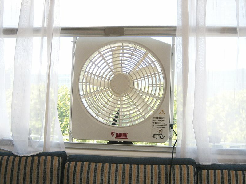Temporäre Installation eines Ventilators in einem Fenster