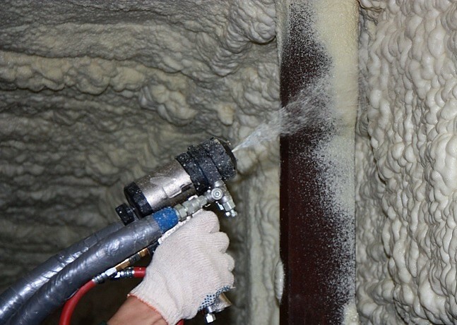 Application of polyurethane foam to the pipe