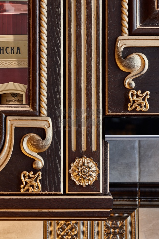 Hnedá dubová kuchyňa so zlatým barokovým dekorom