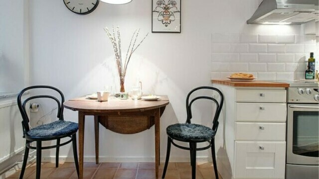 Mesa ovalada en una pequeña cocina.