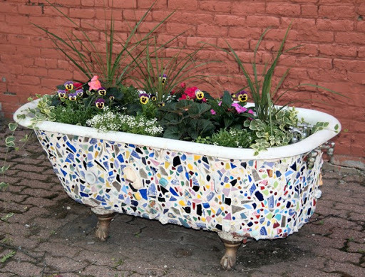Canteiro de flores exuberante do banho