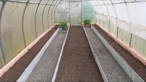 Insulation of a polycarbonate greenhouse