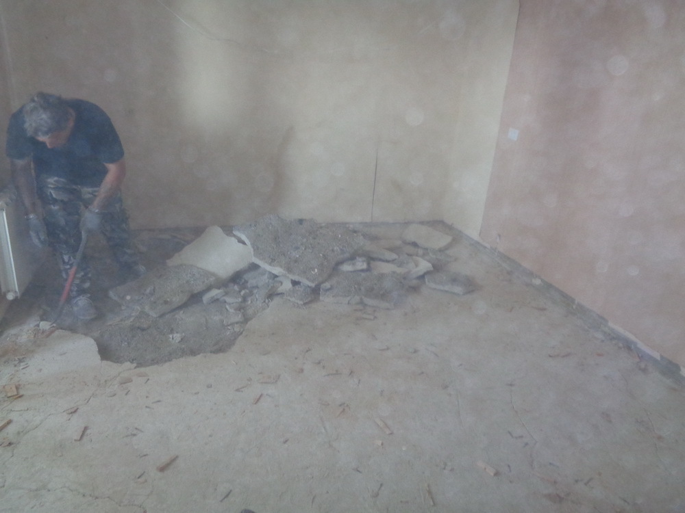 A lot of dust when dismantling the screed
