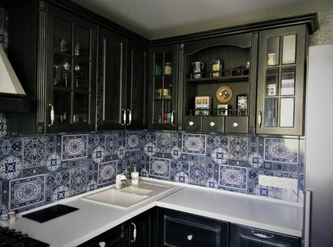 Moderne keuken-woonkamer met zwarte set en schort