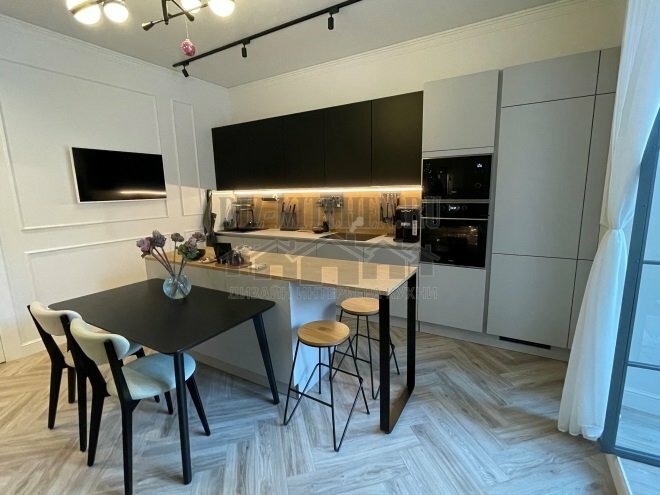Moderne graue und schwarze Küche