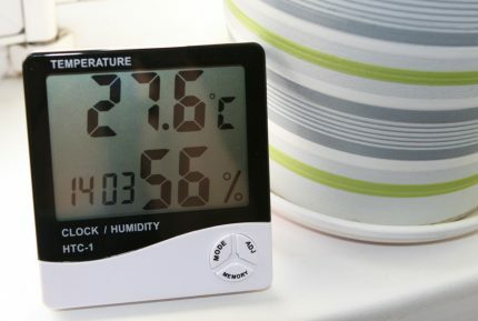 Uhr mit Hydrometer und Thermometer