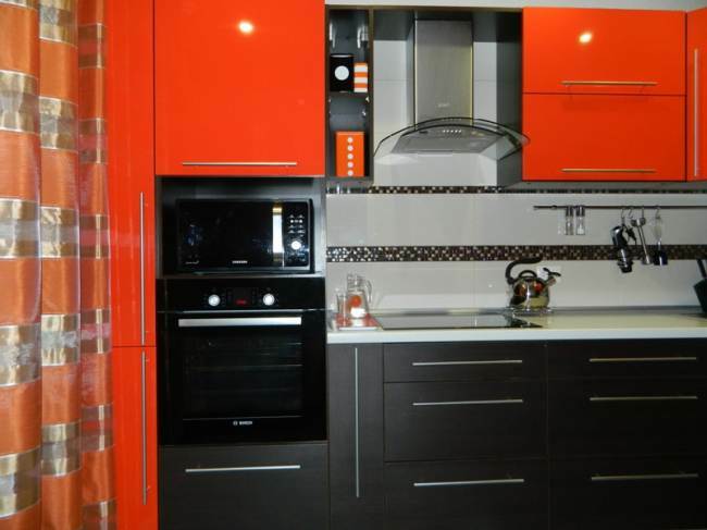 Wenge-keittiö oranssilla