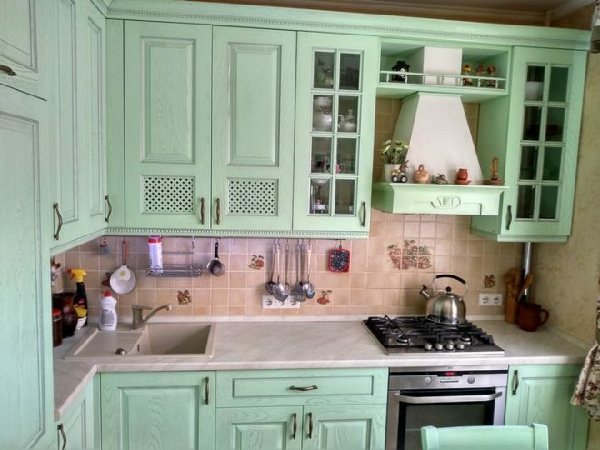 Elitāra virtuve zaļos toņos ar sudraba patinu un antīkām flīzēm