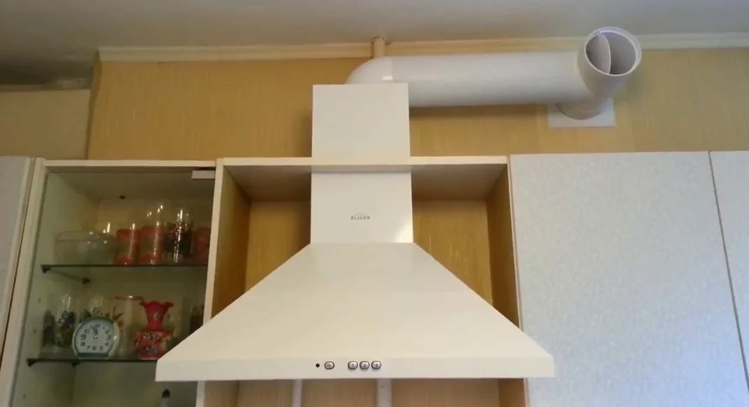 Cooker hood with non-return valve