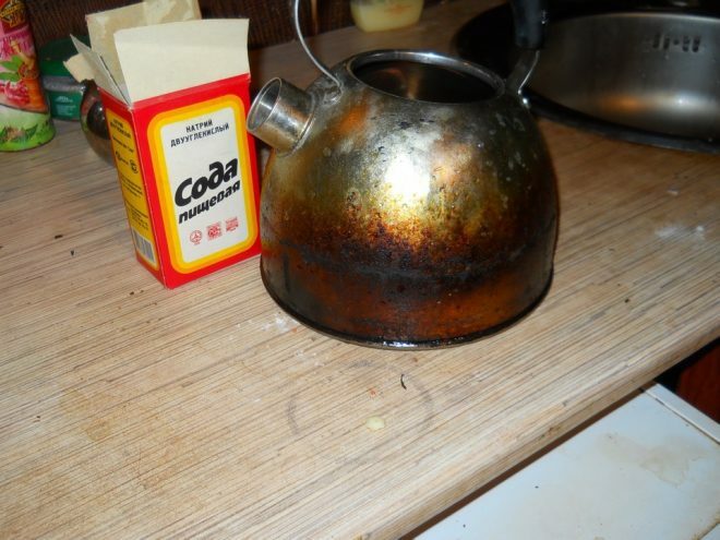 Cleaning the kettle with soda