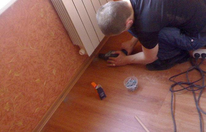 When examining old parquet, special attention should be paid to places near radiators. 
