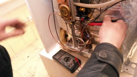 Sprawdzenie połączeń elektrycznych bojlera gazowego