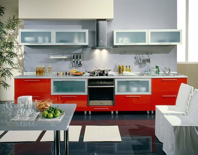 rdeča kuhinja v visokotehnološki notranjosti