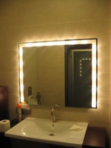 Fürdőszoba tükör csatlakoztatása világítással: tippek a tükrök különböző típusú világításhoz történő csatlakoztatásához
