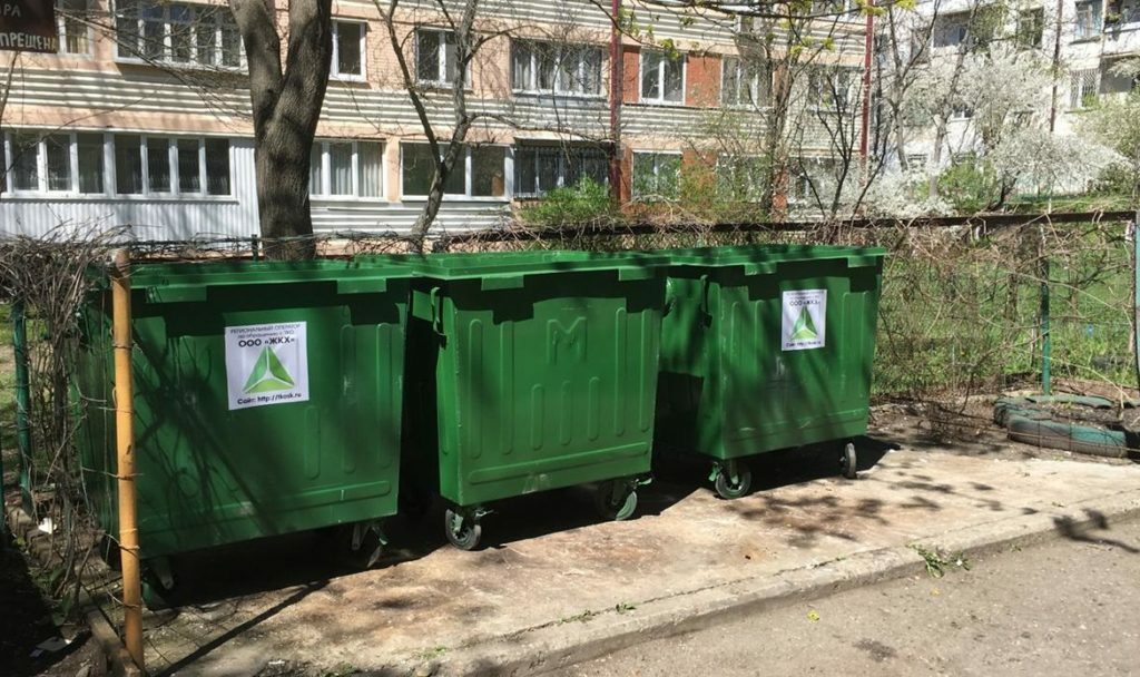 Müllcontainer im Hof ​​eines Wohnhauses