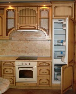 Kühlschrank in einer sehr kleinen Küche